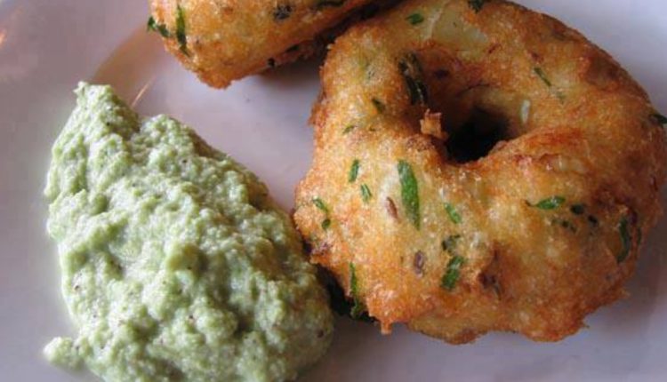 Crispy Uzhunnu Vada and Chammanthi Recipe