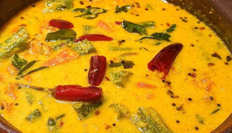 Easy Vendakka Thakkali Ozhichu Curry Recipe